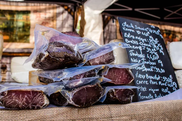 Reims, Fransa - 28 Mayıs 2022 Artisan, Coronavirus salgınının ardından iki yıl aradan sonra Johanniques şenlikleri sırasında ortaçağ pazarında mallarını satıyor.