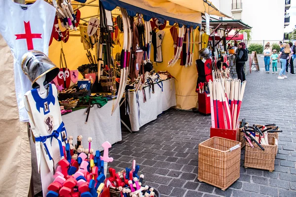 Reims, Fransa - 28 Mayıs 2022 Artisan, Coronavirus salgınının ardından iki yıl aradan sonra Johanniques şenlikleri sırasında ortaçağ pazarında mallarını satıyor.