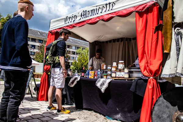 Reims, Fransa - 28 Mayıs 2022 Artisan, Coronavirus salgınının ardından iki yıl aradan sonra Johanniques şenlikleri sırasında ortaçağ pazarında mallarını satıyor.
