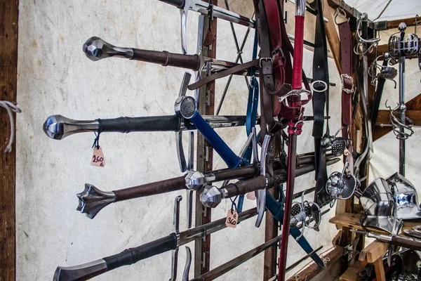 Reims, Fransa - 28 Mayıs 2022 Artisan, Coronavirus salgınının ardından iki yıl aradan sonra Johanniques şenlikleri sırasında ortaçağ pazarında mallarını satıyor.