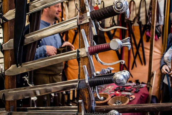 Reims, Fransa - 28 Mayıs 2022 Artisan, Coronavirus salgınının ardından iki yıl aradan sonra Johanniques şenlikleri sırasında ortaçağ pazarında mallarını satıyor.