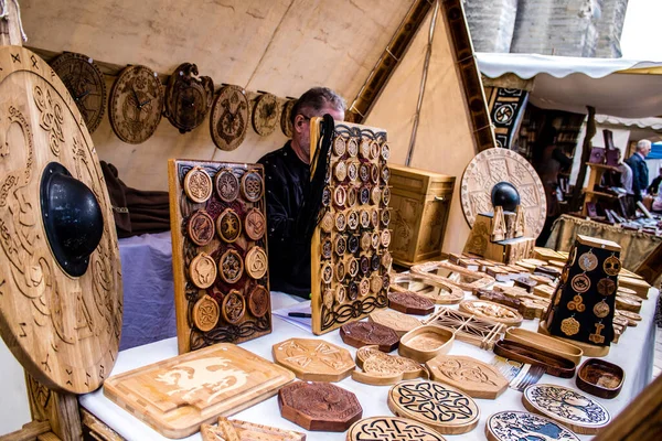 Reims, Fransa - 28 Mayıs 2022 Artisan, Coronavirus salgınının ardından iki yıl aradan sonra Johanniques şenlikleri sırasında ortaçağ pazarında mallarını satıyor.