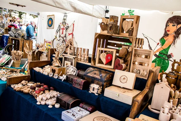 Reims, Fransa - 28 Mayıs 2022 Artisan, Coronavirus salgınının ardından iki yıl aradan sonra Johanniques şenlikleri sırasında ortaçağ pazarında mallarını satıyor.