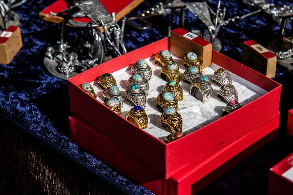 Reims, Fransa - 28 Mayıs 2022 Artisan, Coronavirus salgınının ardından iki yıl aradan sonra Johanniques şenlikleri sırasında ortaçağ pazarında mallarını satıyor.