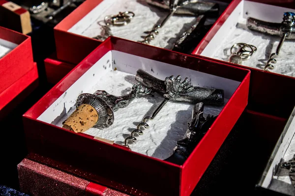 Reims, Fransa - 28 Mayıs 2022 Artisan, Coronavirus salgınının ardından iki yıl aradan sonra Johanniques şenlikleri sırasında ortaçağ pazarında mallarını satıyor.