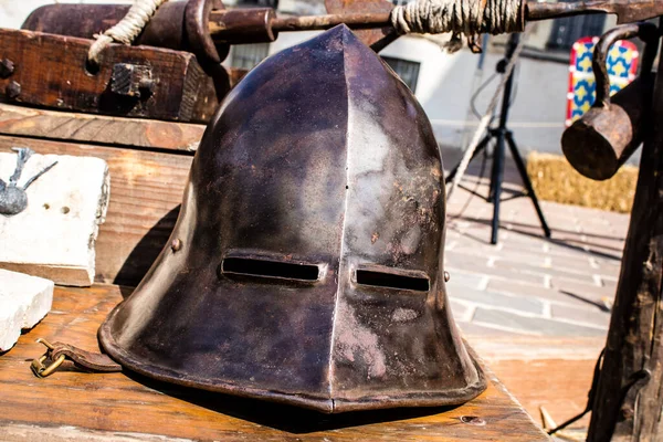 Reims, Fransa - 28 Mayıs 2022 Reims şehrinde düzenlenen Johanniques şenlikleri sırasında Orta Çağ 'ın kalbine ziyaretçileri taşıyan tarihi yeniden yapılanma