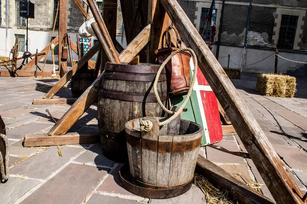 Reims, Fransa - 28 Mayıs 2022 Reims şehrinde düzenlenen Johanniques şenlikleri sırasında Orta Çağ 'ın kalbine ziyaretçileri taşıyan tarihi yeniden yapılanma