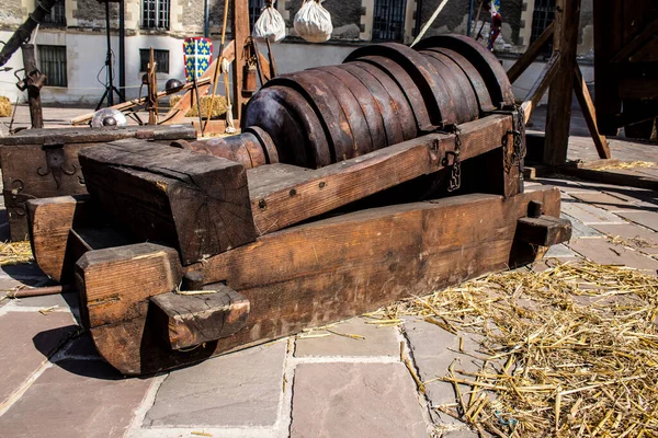 Reims, Fransa - 28 Mayıs 2022 Reims şehrinde düzenlenen Johanniques şenlikleri sırasında Orta Çağ 'ın kalbine ziyaretçileri taşıyan tarihi yeniden yapılanma