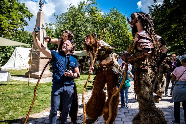 Reims, Fransa - 28 Mayıs 2022 Reims şehrinde düzenlenen Johanniques şenlikleri sırasında Orta Çağ 'ın kalbine ziyaretçileri taşıyan tarihi yeniden yapılanma