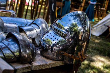 Reims, Fransa - 28 Mayıs 2022 Reims şehrinde düzenlenen Johanniques şenlikleri sırasında Orta Çağ 'ın kalbine ziyaretçileri taşıyan tarihi yeniden yapılanma