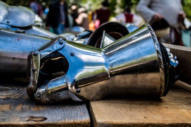 Reims, Fransa - 28 Mayıs 2022 Reims şehrinde düzenlenen Johanniques şenlikleri sırasında Orta Çağ 'ın kalbine ziyaretçileri taşıyan tarihi yeniden yapılanma