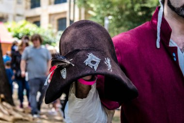 Reims, Fransa - 28 Mayıs 2022 Reims şehrinde düzenlenen Johanniques şenlikleri sırasında Orta Çağ 'ın kalbine ziyaretçileri taşıyan tarihi yeniden yapılanma