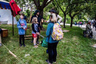 Reims, Fransa - 28 Mayıs 2022 Reims şehrinde düzenlenen Johanniques şenlikleri sırasında Orta Çağ 'ın kalbine ziyaretçileri taşıyan tarihi yeniden yapılanma