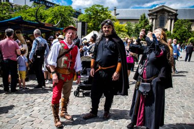 Reims, Fransa - 28 Mayıs 2022 Reims şehrinde düzenlenen Johanniques şenlikleri sırasında Orta Çağ 'ın kalbine ziyaretçileri taşıyan tarihi yeniden yapılanma