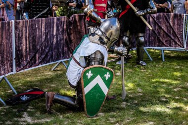 Reims, Fransa - 28 Mayıs 2022 Johanniques kutlamaları sırasında Orta Çağ 'daki zırhlı muharebelerin yeniden canlandırılması, Coronavirus salgınının ardından iki yıllık bir aradan sonra geri döndü.