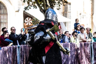 Reims, Fransa - 28 Mayıs 2022 Johanniques kutlamaları sırasında Orta Çağ 'daki zırhlı muharebelerin yeniden canlandırılması, Coronavirus salgınının ardından iki yıllık bir aradan sonra geri döndü.