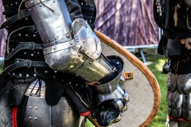Reims, Fransa - 28 Mayıs 2022 Johanniques kutlamaları sırasında Orta Çağ 'daki zırhlı muharebelerin yeniden canlandırılması, Coronavirus salgınının ardından iki yıllık bir aradan sonra geri döndü.