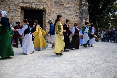 Reims, Fransa - 28 Mayıs 2022 Orta Çağ müzik grubunun Johanniques festivallerinde sahne alan müzisyeni, Coronavirus salgınının ardından iki yıllık bir aradan sonra geri döndü.