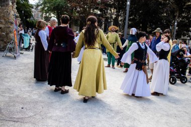 Reims, Fransa - 28 Mayıs 2022 Orta Çağ müzik grubunun Johanniques festivallerinde sahne alan müzisyeni, Coronavirus salgınının ardından iki yıllık bir aradan sonra geri döndü.