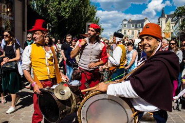 Reims, Fransa - 28 Mayıs 2022 Orta Çağ müzik grubunun Johanniques festivallerinde sahne alan müzisyeni, Coronavirus salgınının ardından iki yıllık bir aradan sonra geri döndü.