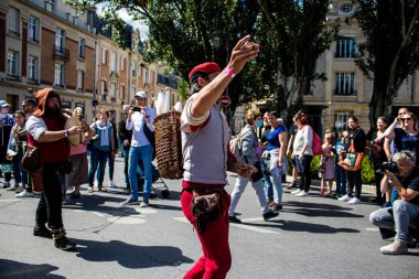 Reims, Fransa - 28 Mayıs 2022 Orta Çağ müzik grubunun Johanniques festivallerinde sahne alan müzisyeni, Coronavirus salgınının ardından iki yıllık bir aradan sonra geri döndü.