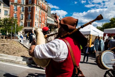 Reims, Fransa - 28 Mayıs 2022 Orta Çağ müzik grubunun Johanniques festivallerinde sahne alan müzisyeni, Coronavirus salgınının ardından iki yıllık bir aradan sonra geri döndü.