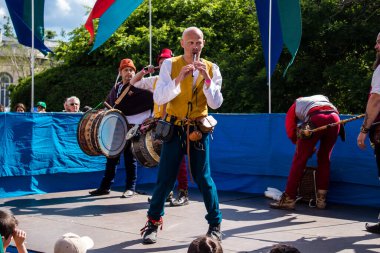 Reims, Fransa - 28 Mayıs 2022 Orta Çağ müzik grubunun Johanniques festivallerinde sahne alan müzisyeni, Coronavirus salgınının ardından iki yıllık bir aradan sonra geri döndü.