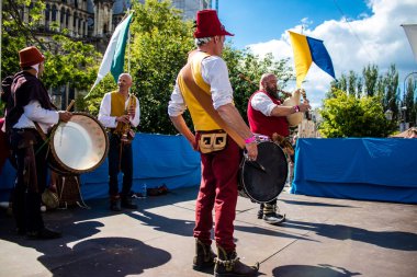 Reims, Fransa - 28 Mayıs 2022 Orta Çağ müzik grubunun Johanniques festivallerinde sahne alan müzisyeni, Coronavirus salgınının ardından iki yıllık bir aradan sonra geri döndü.