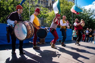 Reims, Fransa - 28 Mayıs 2022 Orta Çağ müzik grubunun Johanniques festivallerinde sahne alan müzisyeni, Coronavirus salgınının ardından iki yıllık bir aradan sonra geri döndü.