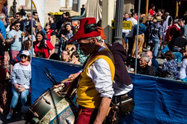 Reims, Fransa - 28 Mayıs 2022 Orta Çağ müzik grubunun Johanniques festivallerinde sahne alan müzisyeni, Coronavirus salgınının ardından iki yıllık bir aradan sonra geri döndü.