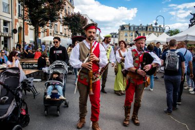 Reims, Fransa - 28 Mayıs 2022 Orta Çağ müzik grubunun Johanniques festivallerinde sahne alan müzisyeni, Coronavirus salgınının ardından iki yıllık bir aradan sonra geri döndü.