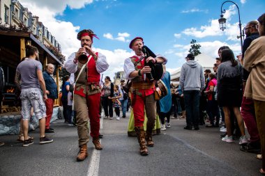 Reims, Fransa - 28 Mayıs 2022 Orta Çağ müzik grubunun Johanniques festivallerinde sahne alan müzisyeni, Coronavirus salgınının ardından iki yıllık bir aradan sonra geri döndü.