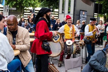 Reims, Fransa - 28 Mayıs 2022 Orta Çağ müzik grubunun Johanniques festivallerinde sahne alan müzisyeni, Coronavirus salgınının ardından iki yıllık bir aradan sonra geri döndü.