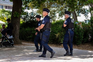 Reims, Fransa - 28 Mayıs 2022 Johanniques şenlikleri sırasında ortaçağ pazarını koruyan polis memurları, Coronavirus salgınının ardından iki yıllık bir aradan sonra geri döndü.
