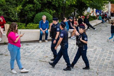 Reims, Fransa - 28 Mayıs 2022 Johanniques şenlikleri sırasında ortaçağ pazarını koruyan polis memurları, Coronavirus salgınının ardından iki yıllık bir aradan sonra geri döndü.