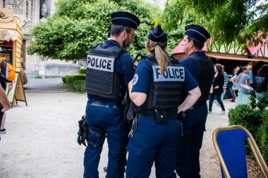 Reims, Fransa - 28 Mayıs 2022 Johanniques şenlikleri sırasında ortaçağ pazarını koruyan polis memurları, Coronavirus salgınının ardından iki yıllık bir aradan sonra geri döndü.