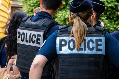 Reims, Fransa - 28 Mayıs 2022 Johanniques şenlikleri sırasında ortaçağ pazarını koruyan polis memurları, Coronavirus salgınının ardından iki yıllık bir aradan sonra geri döndü.