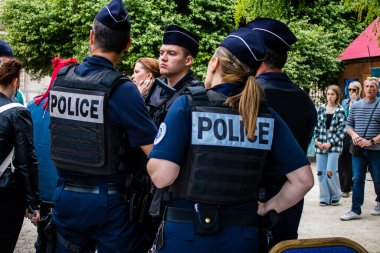 Reims, Fransa - 28 Mayıs 2022 Johanniques şenlikleri sırasında ortaçağ pazarını koruyan polis memurları, Coronavirus salgınının ardından iki yıllık bir aradan sonra geri döndü.