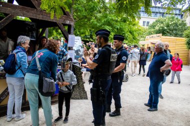 Reims, Fransa - 28 Mayıs 2022 Johanniques şenlikleri sırasında ortaçağ pazarını koruyan polis memurları, Coronavirus salgınının ardından iki yıllık bir aradan sonra geri döndü.