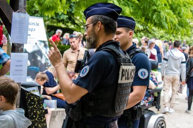 Reims, Fransa - 28 Mayıs 2022 Johanniques şenlikleri sırasında ortaçağ pazarını koruyan polis memurları, Coronavirus salgınının ardından iki yıllık bir aradan sonra geri döndü.