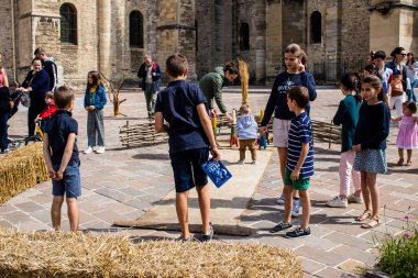 Reims, Fransa - 28 Mayıs 2022 Çocuklar oyun oynuyor ve Johanniques şenliklerinde eğleniyor, bu etkinlik Fransa 'da meydana gelen koronavirüs salgınının ardından iki yıl aradan sonra geri döndü.