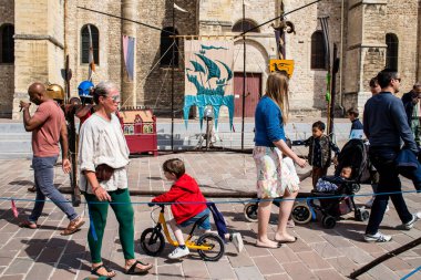 Reims, Fransa - 28 Mayıs 2022 Çocuklar oyun oynuyor ve Johanniques şenliklerinde eğleniyor, bu etkinlik Fransa 'da meydana gelen koronavirüs salgınının ardından iki yıl aradan sonra geri döndü.