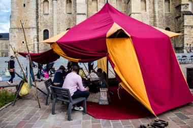 Reims, Fransa - 28 Mayıs 2022 Çocuklar oyun oynuyor ve Johanniques şenliklerinde eğleniyor, bu etkinlik Fransa 'da meydana gelen koronavirüs salgınının ardından iki yıl aradan sonra geri döndü.