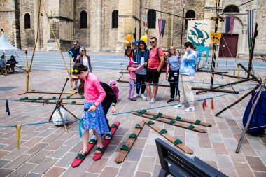 Reims, Fransa - 28 Mayıs 2022 Çocuklar oyun oynuyor ve Johanniques şenliklerinde eğleniyor, bu etkinlik Fransa 'da meydana gelen koronavirüs salgınının ardından iki yıl aradan sonra geri döndü.