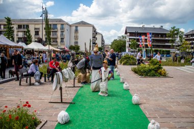 Reims, Fransa - 28 Mayıs 2022 Çocuklar oyun oynuyor ve Johanniques şenliklerinde eğleniyor, bu etkinlik Fransa 'da meydana gelen koronavirüs salgınının ardından iki yıl aradan sonra geri döndü.
