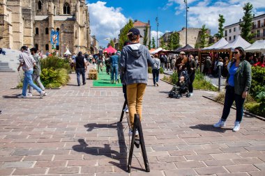 Reims, Fransa - 28 Mayıs 2022 Çocuklar oyun oynuyor ve Johanniques şenliklerinde eğleniyor, bu etkinlik Fransa 'da meydana gelen koronavirüs salgınının ardından iki yıl aradan sonra geri döndü.