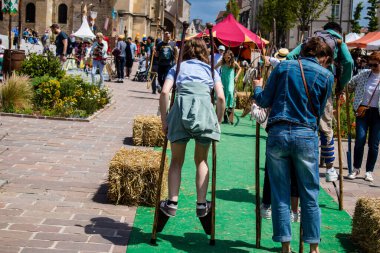 Reims, Fransa - 28 Mayıs 2022 Çocuklar oyun oynuyor ve Johanniques şenliklerinde eğleniyor, bu etkinlik Fransa 'da meydana gelen koronavirüs salgınının ardından iki yıl aradan sonra geri döndü.