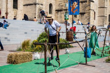 Reims, Fransa - 28 Mayıs 2022 Çocuklar oyun oynuyor ve Johanniques şenliklerinde eğleniyor, bu etkinlik Fransa 'da meydana gelen koronavirüs salgınının ardından iki yıl aradan sonra geri döndü.
