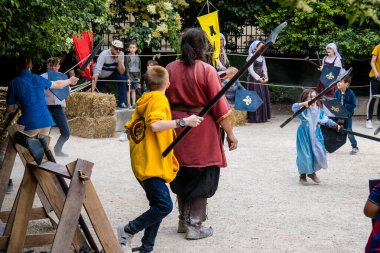 Reims, Fransa - 28 Mayıs 2022 Çocuklar oyun oynuyor ve Johanniques şenliklerinde eğleniyor, bu etkinlik Fransa 'da meydana gelen koronavirüs salgınının ardından iki yıl aradan sonra geri döndü.