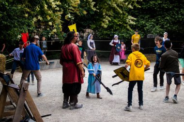 Reims, Fransa - 28 Mayıs 2022 Çocuklar oyun oynuyor ve Johanniques şenliklerinde eğleniyor, bu etkinlik Fransa 'da meydana gelen koronavirüs salgınının ardından iki yıl aradan sonra geri döndü.